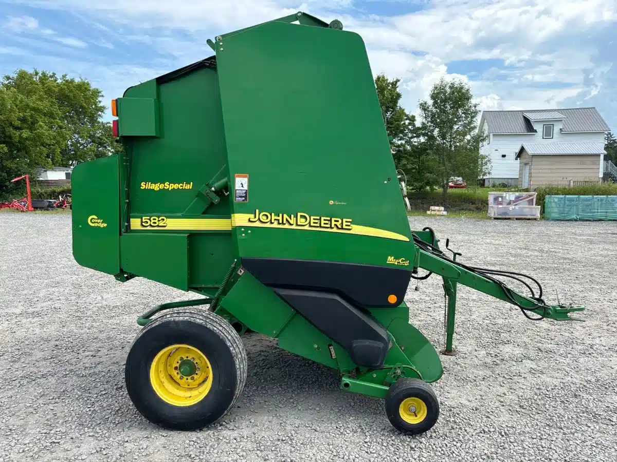 Gallery image 2 for Used 2006 John Deere 582 Round Baler
