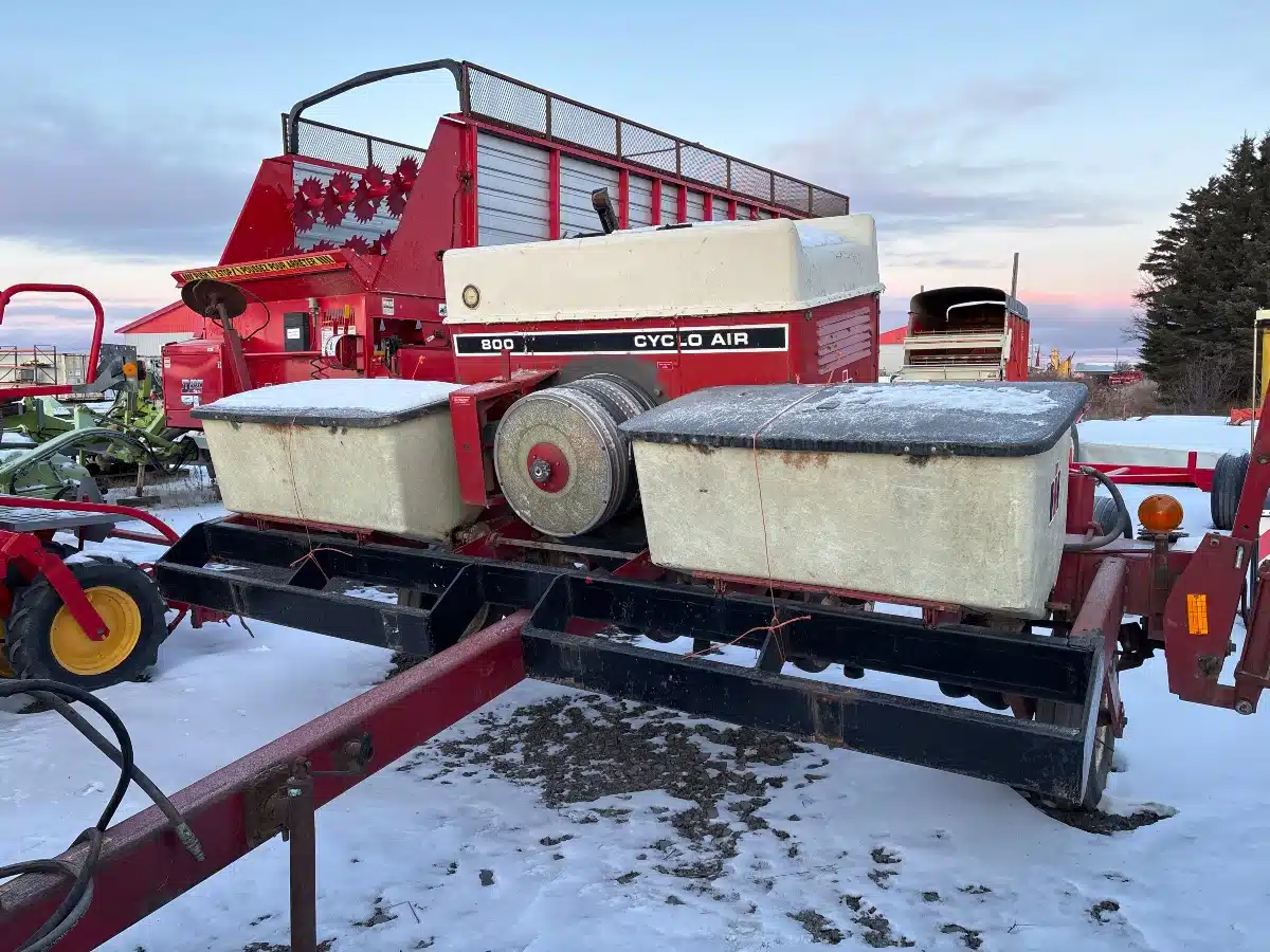 Gallery image 2 for International Cyclo 800 Planter - Corn