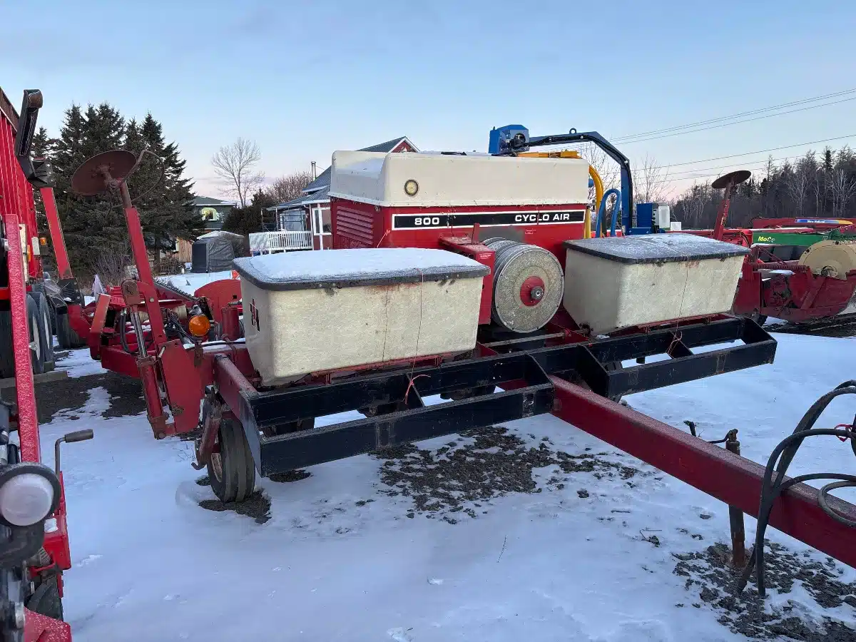 Gallery image 1 for International Cyclo 800 Planter - Corn