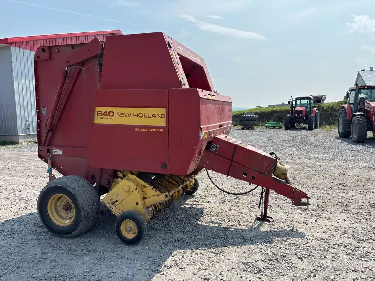 2006 New Holland 640 Round Baler