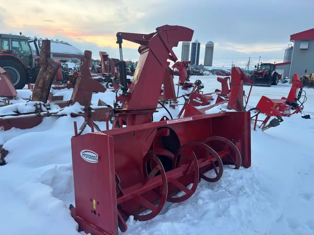 Gallery image 1 for 2006 Pronovost P-860-92 Snow Blower