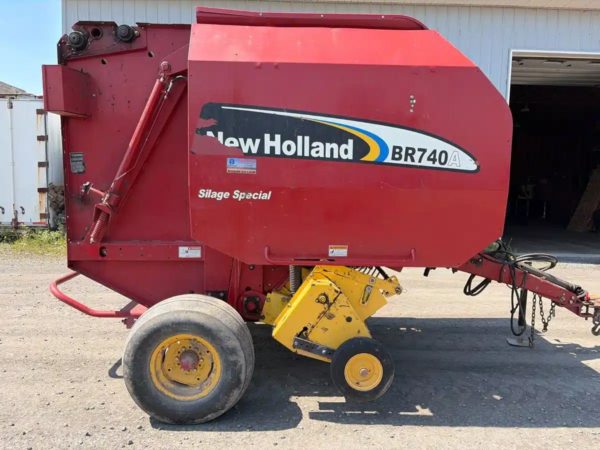 Photo de la Galerie 2 pour 2006 New Holland BR740A Presse à Balle Ronde
