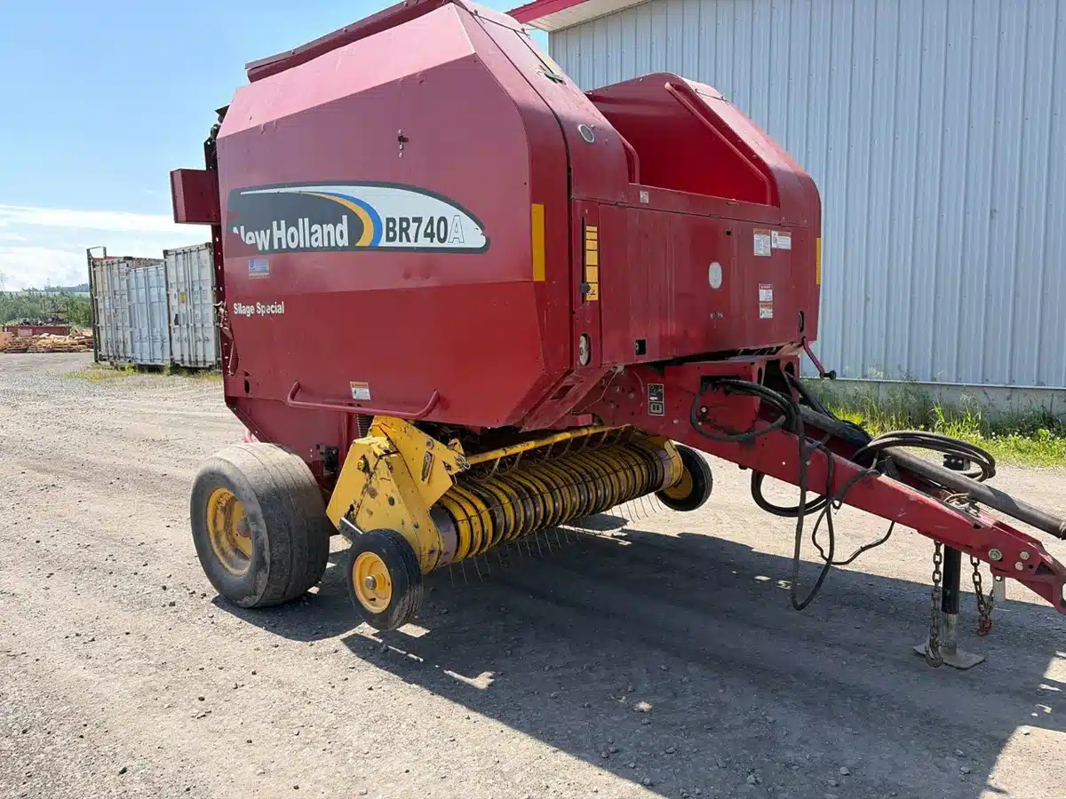 Photo de la Galerie 1 pour 2006 New Holland BR740A Presse à Balle Ronde