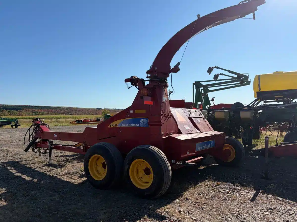 Photo de la Galerie 2 pour 2003 New Holland FP230 Fourragère