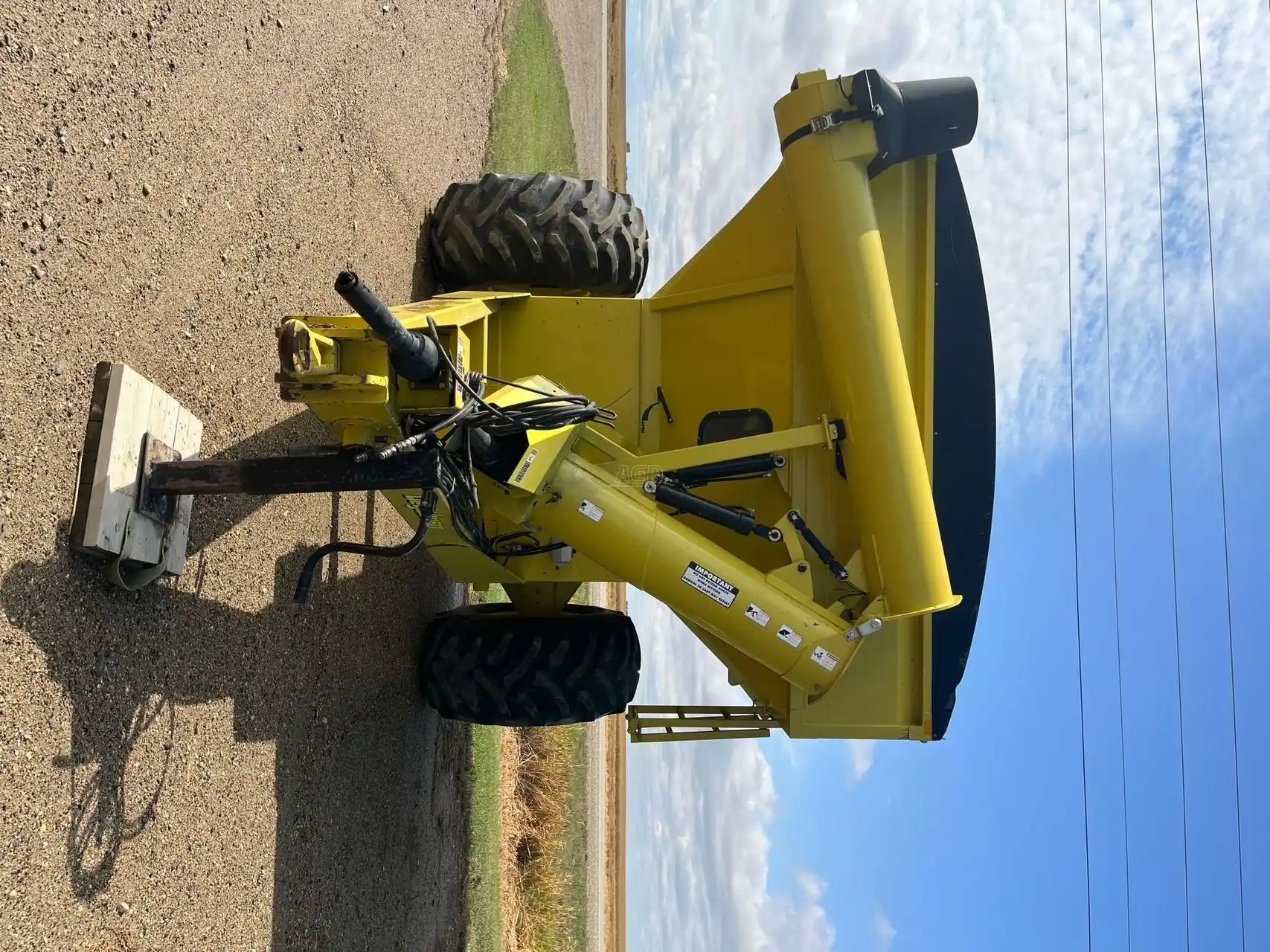 Gallery image 2 for Used 2001 Degelman SHUTTLEKART 800 Grain Cart