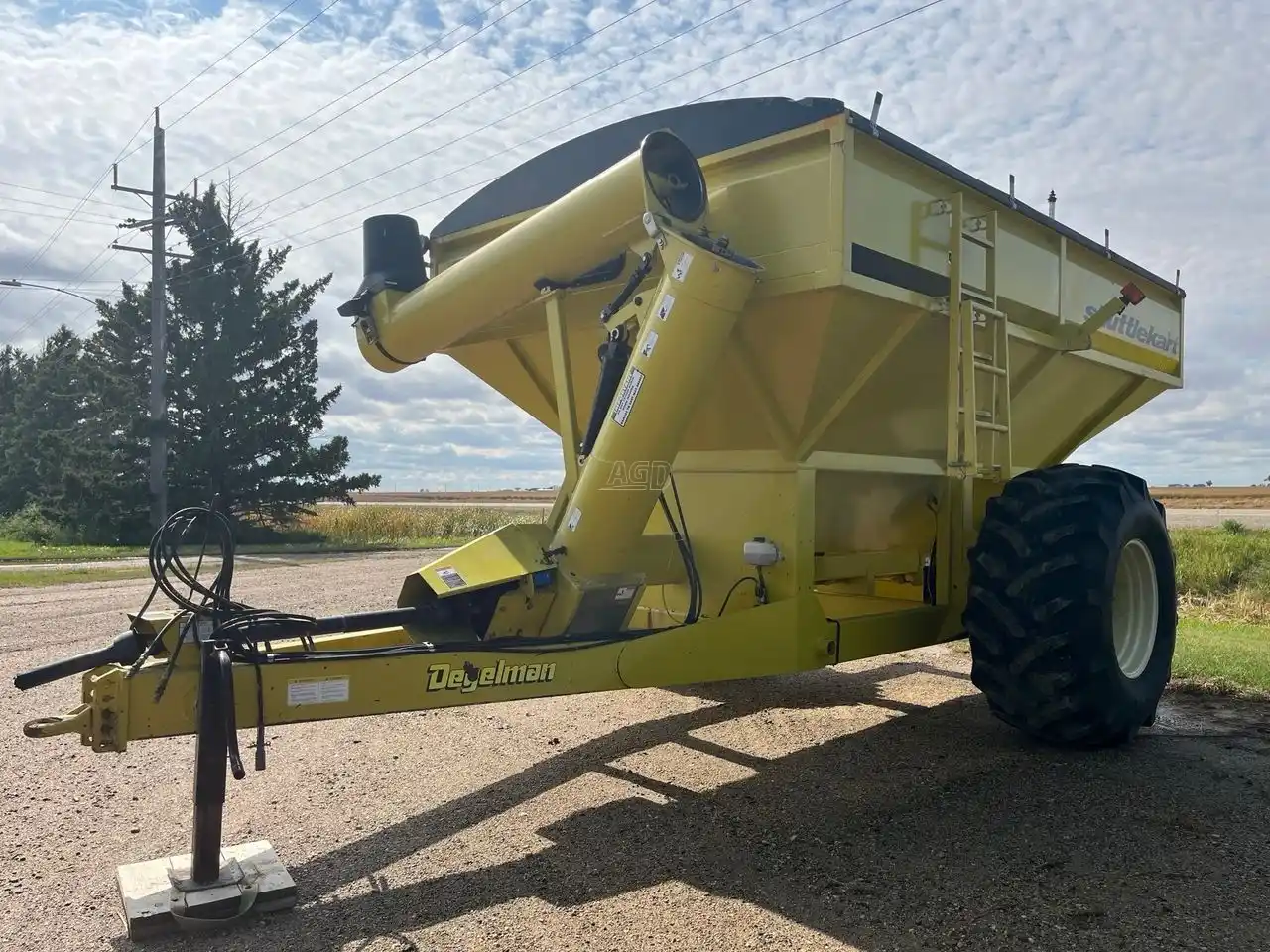 Gallery image 1 for Used 2001 Degelman SHUTTLEKART 800 Grain Cart