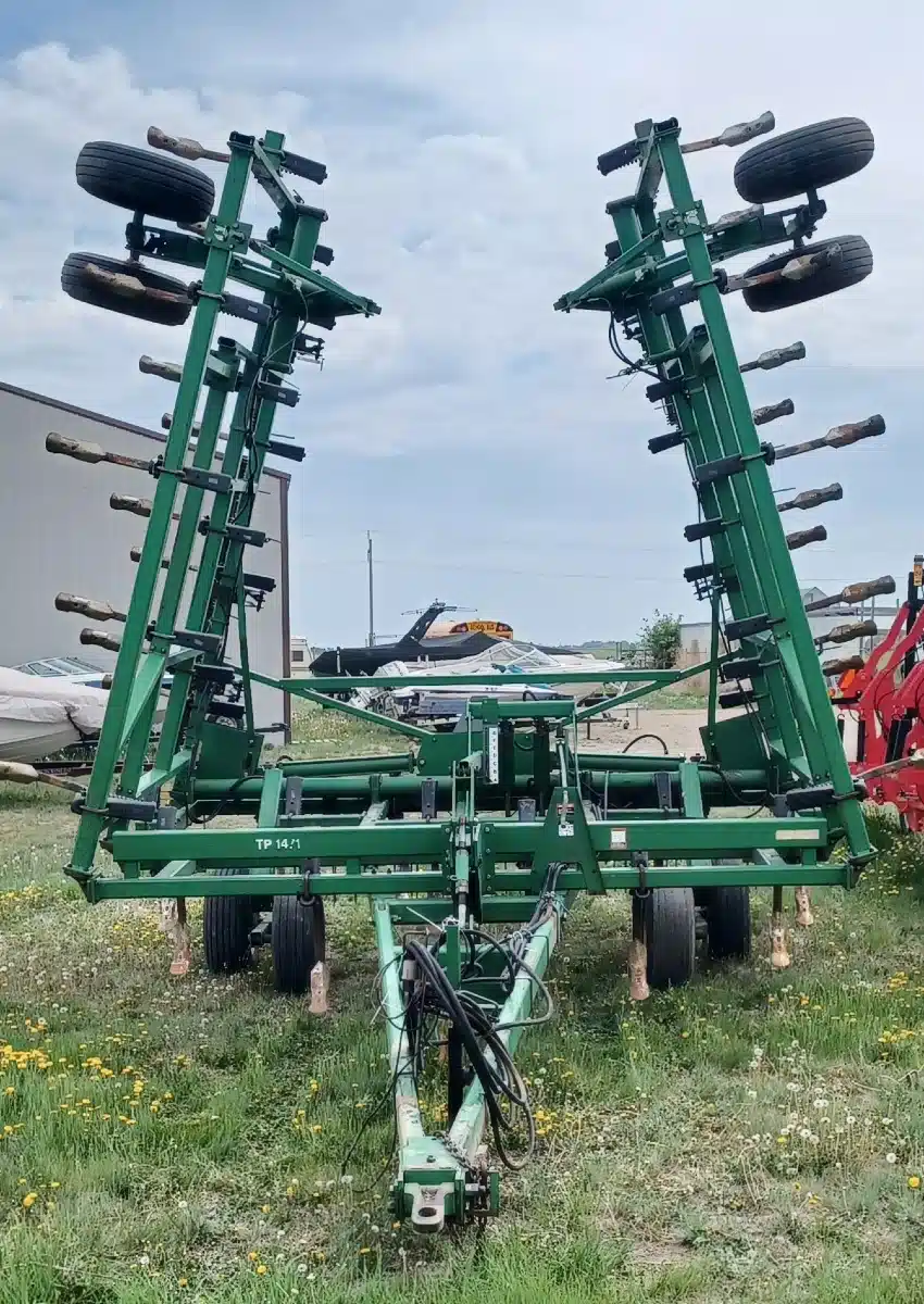 Photo de la Galerie 1 pour John Deere 42' JD680 Cultivateur Sous-soleur