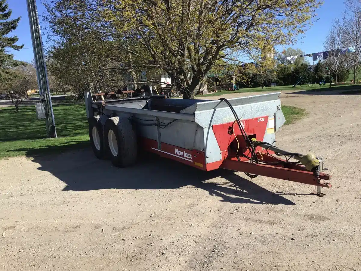 Gallery image 2 for Used New Idea 3732 Manure Spreader
