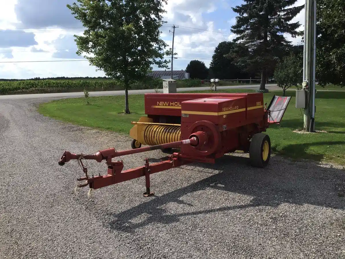 Gallery image 2 for New Holland 565 Square Baler - Small