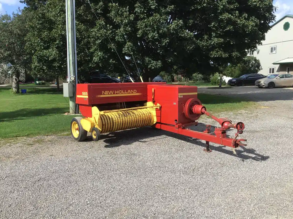 Gallery image 1 for New Holland 565 Square Baler - Small