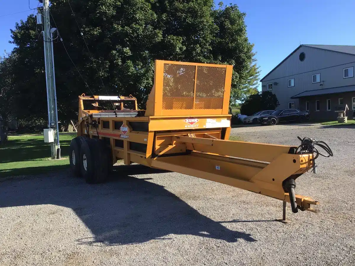 Gallery image 2 for Kuhn Knight 2044 Manure Spreader