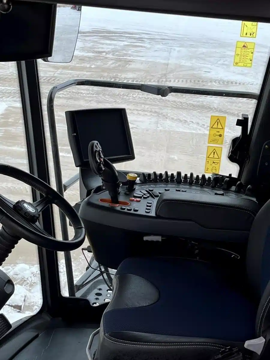 Gallery image 2 for Used 2023 New Holland CR10.90 Combine