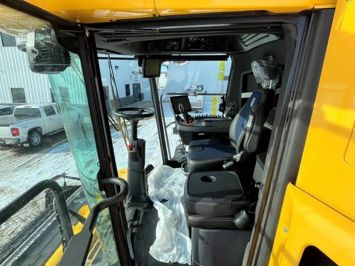 Gallery image 2 for 2023 New Holland CR10.90 Combine