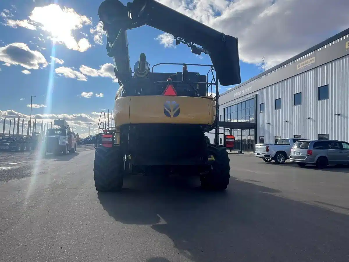 Gallery image 2 for 2023 New Holland CR9.90 Combine