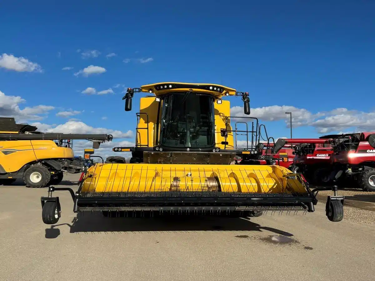 Gallery image 1 for 2023 New Holland CR9.90 Combine