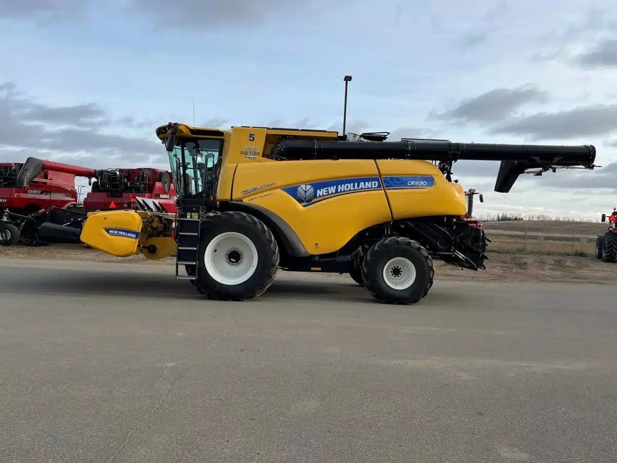 Gallery image 2 for 2023 New Holland CR9.90 Combine