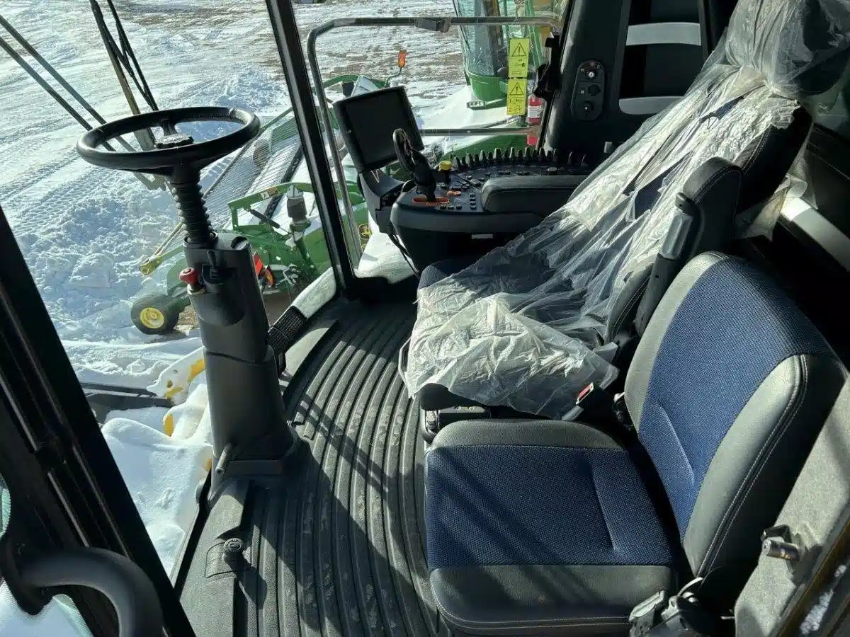 Gallery image 2 for Used 2023 New Holland CR9.90 Combine