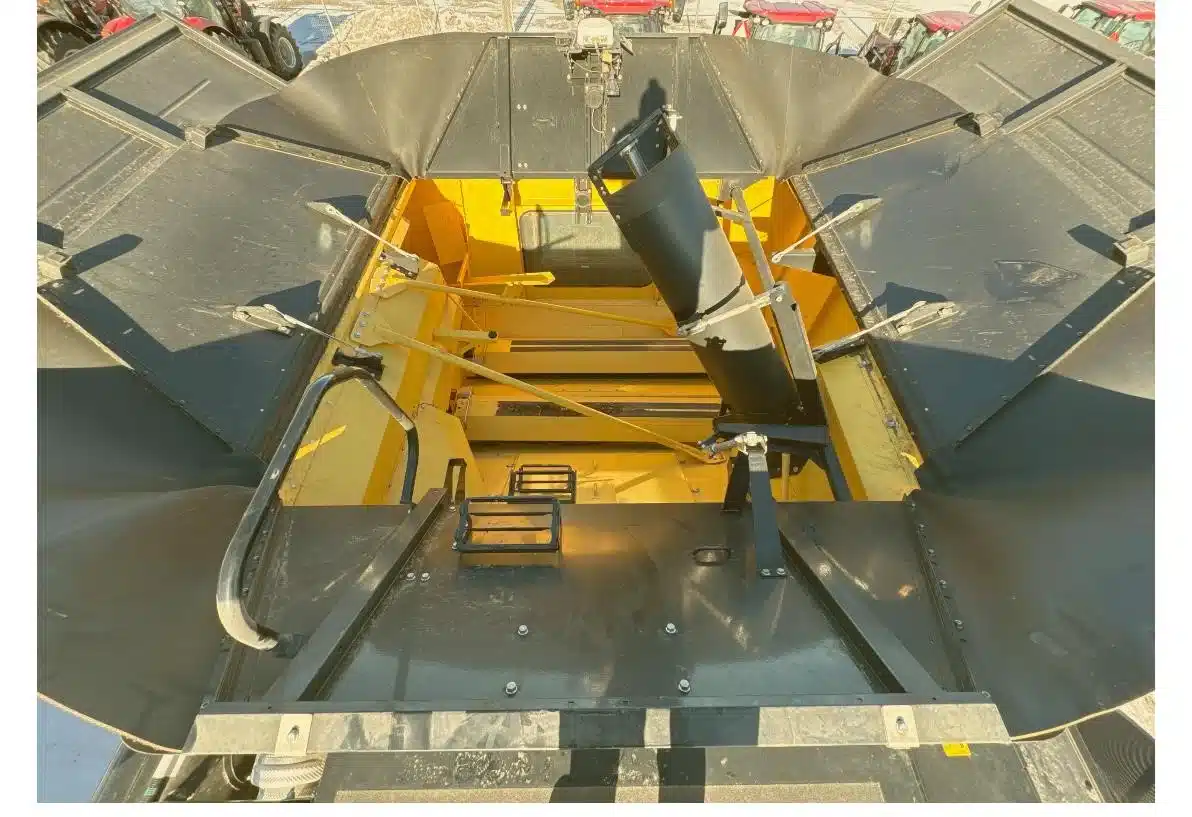 Gallery image 2 for 2023 New Holland CR8.90 Combine