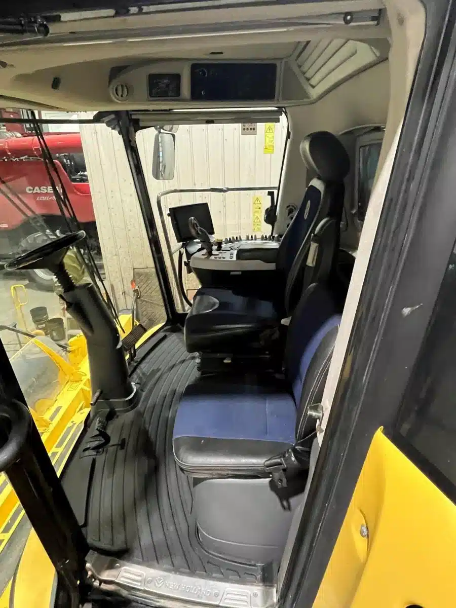 Gallery image 1 for 2015 New Holland CR9.90 Combine