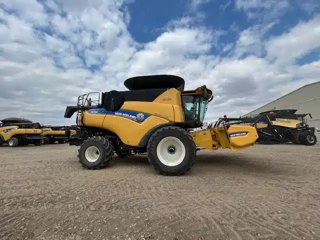 Gallery image 1 for Used 2021 New Holland CR9.90 Combine