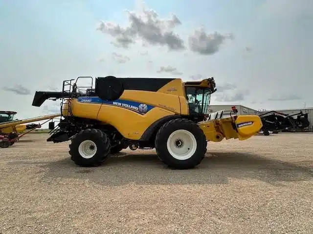 Gallery image 1 for Used 2021 New Holland CR9.90 Combine
