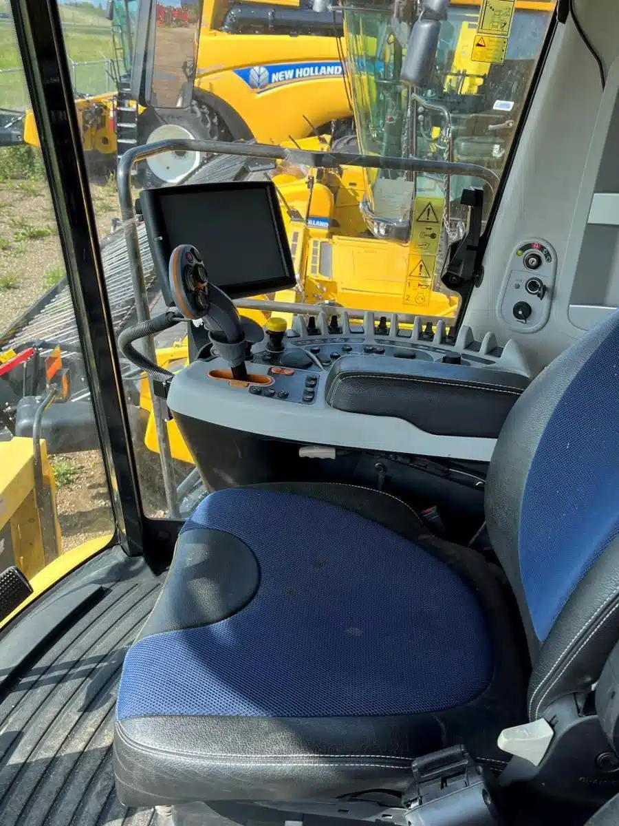 Gallery image 2 for Used 2015 New Holland CR9.90 Combine