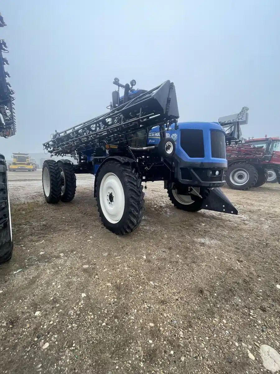 Gallery image 2 for 2011 New Holland SP.275R Sprayer - Self Propelled
