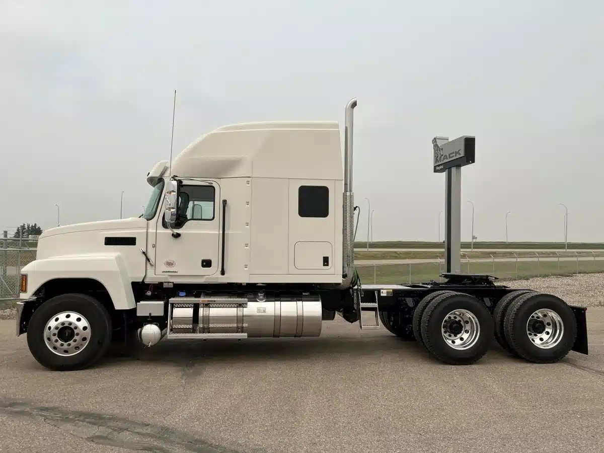Gallery image 2 for New 2026 Mack PINNACLE 64T Semi-Truck