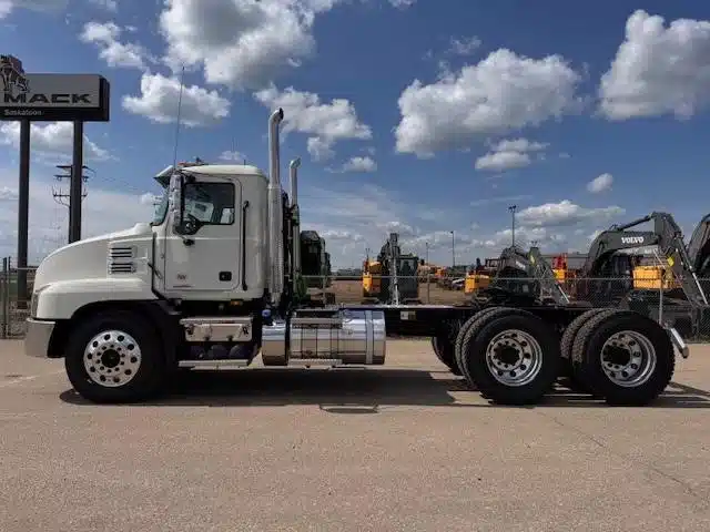 Gallery image 2 for New 2026 Mack ANTHEM 64T Semi-Truck