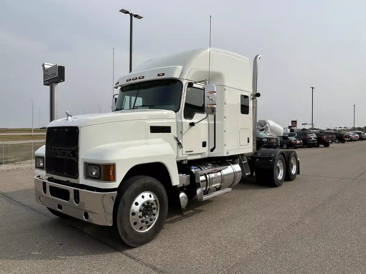 Gallery image 1 for Used 2023 Mack PINNACLE 64T Semi-Truck