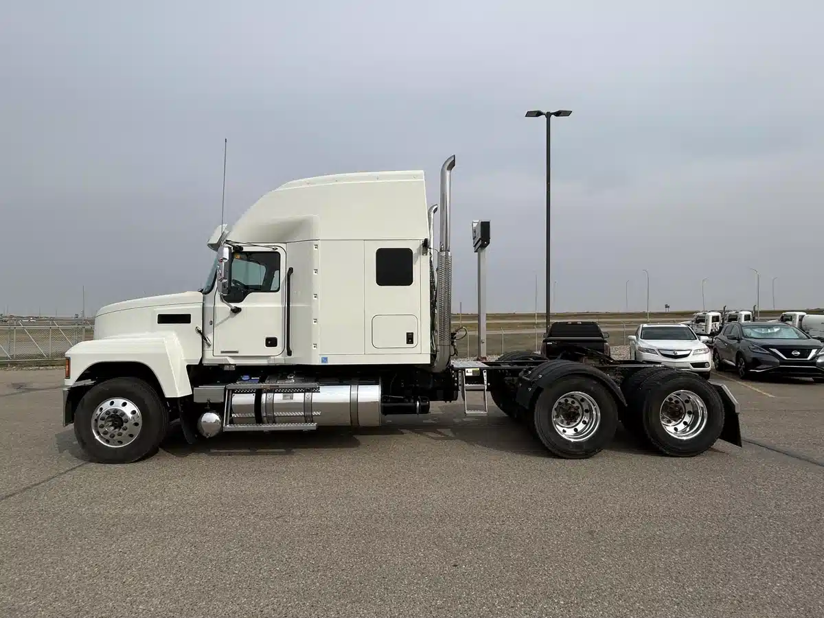 Gallery image 2 for Used 2023 Mack PINNACLE 64T Semi-Truck