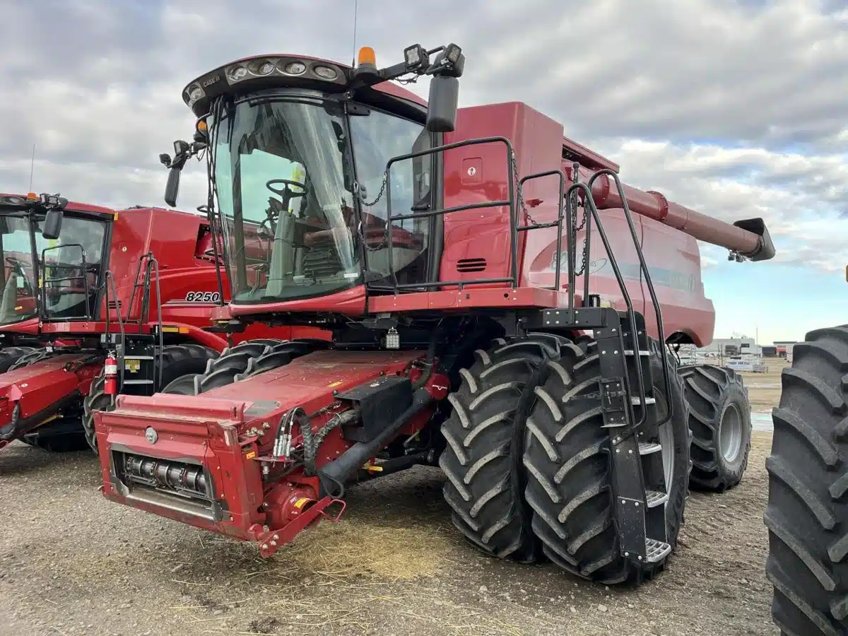 Gallery image 2 for Used 2016 Case IH 8240 Combine
