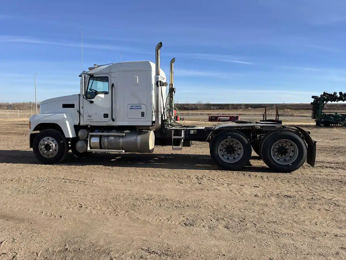 Gallery image 2 for Used 2021 Mack PINNACLE 64T Semi-Truck