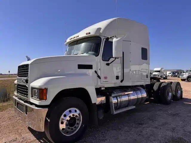 New 2025 Mack PINNACLE 64T Semi-Truck