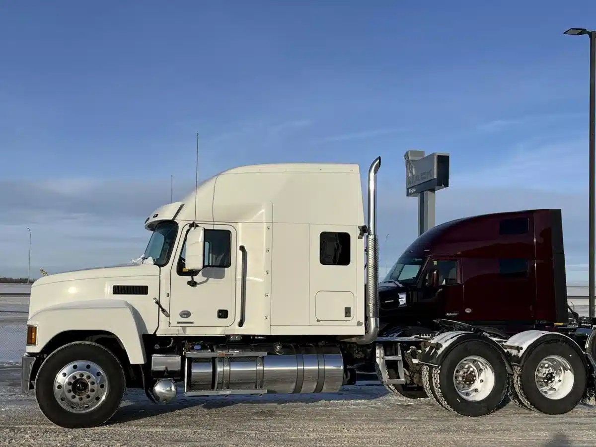 Gallery image 2 for Used 2019 Mack PINNACLE 64T Semi-Truck