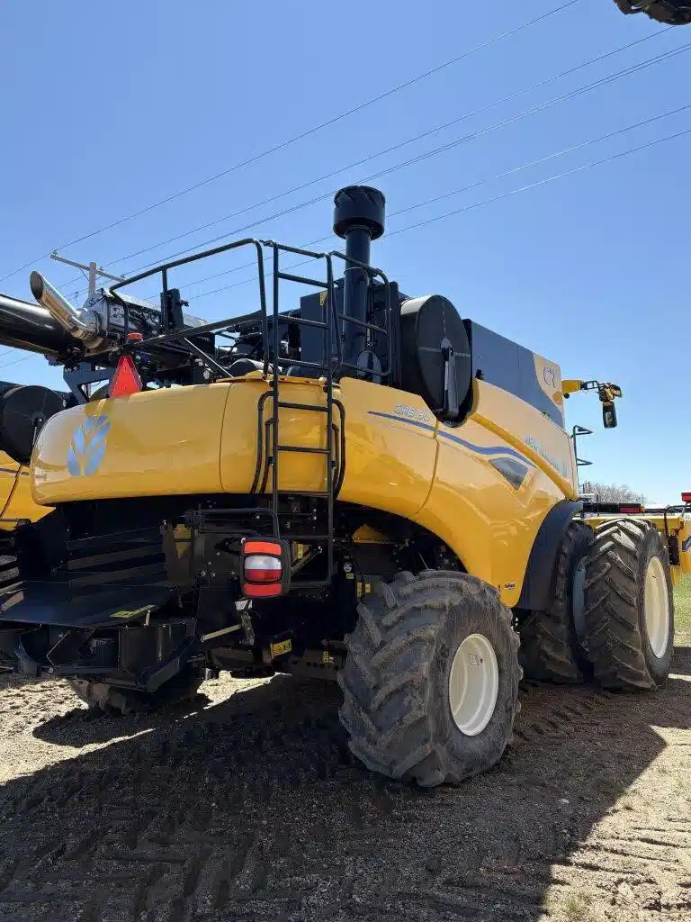 Gallery image 2 for 2024 New Holland CR9.90 Combine