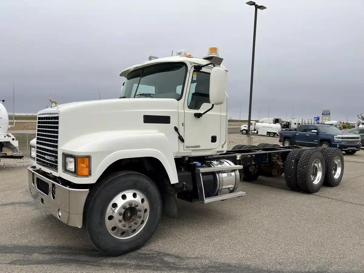 2015 Mack PINNACLE CHU613 Truck Cab & Chassis