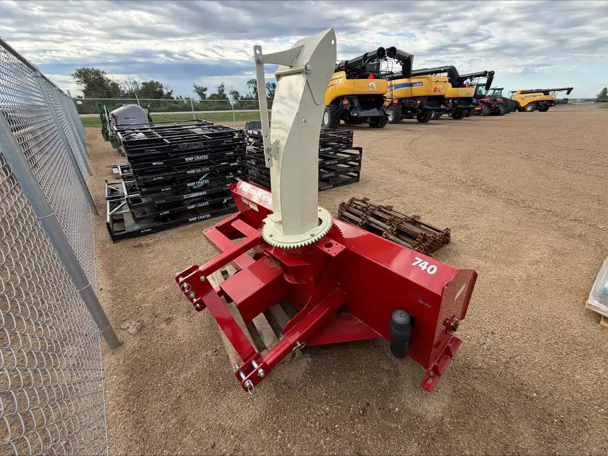 Photo de la Galerie 2 pour 2023 Buhler Farm King 740 Souffleur à neige