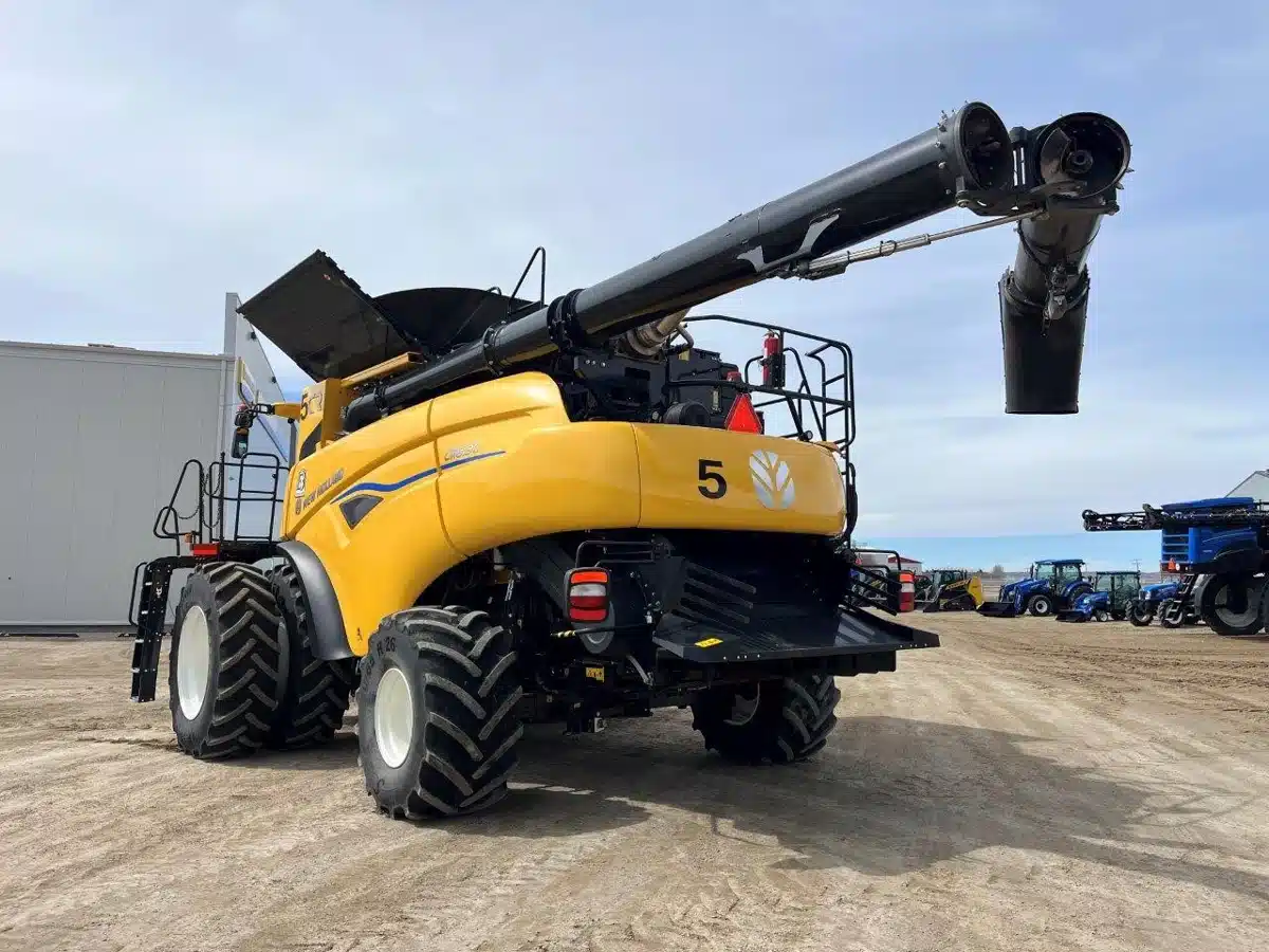 Gallery image 2 for 2025 New Holland CR8.90 Combine