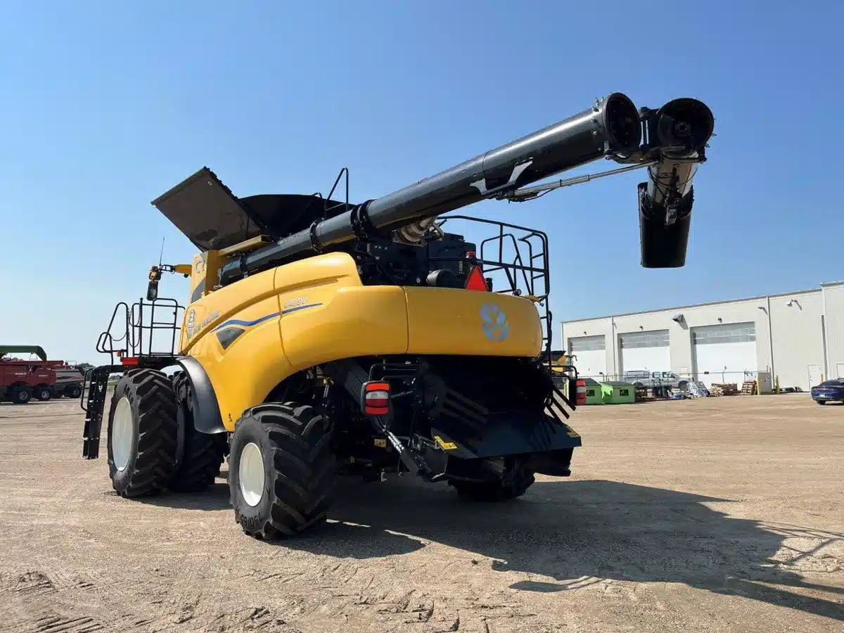 Gallery image 2 for 2024 New Holland CR8.90 Combine