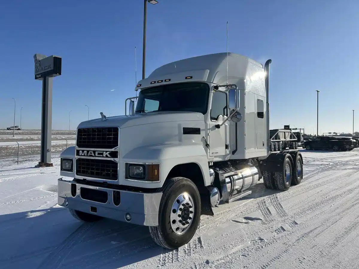 2023 Mack PINNACLE 64T Semi-Truck
