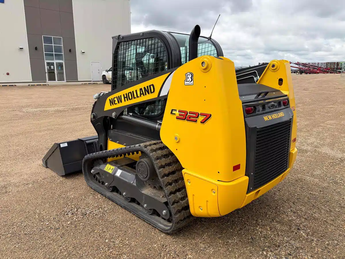 Photo de la Galerie 2 pour 2025 New Holland Construction C327 chargeuse à direction à glissement
