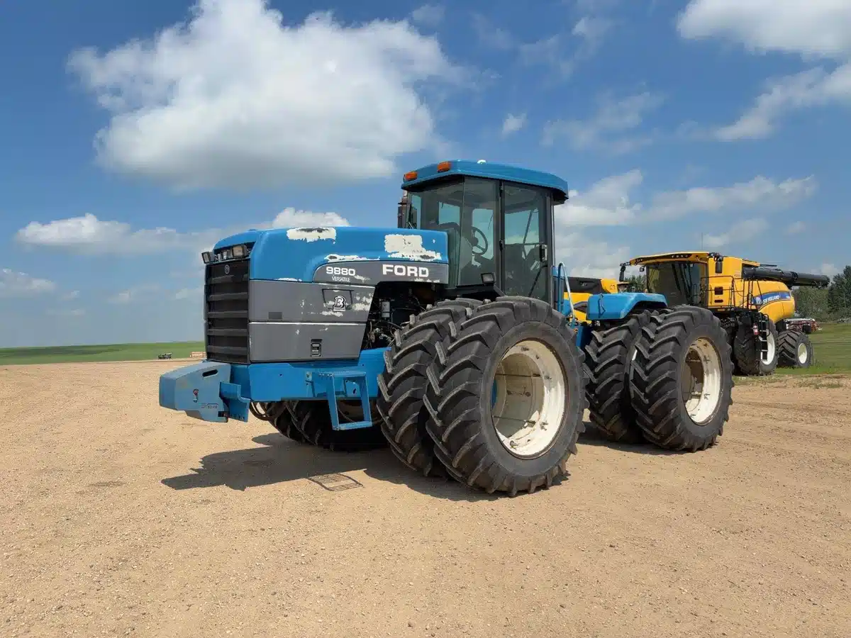 Gallery image 1 for 1995 Versatile 9880 Tractor