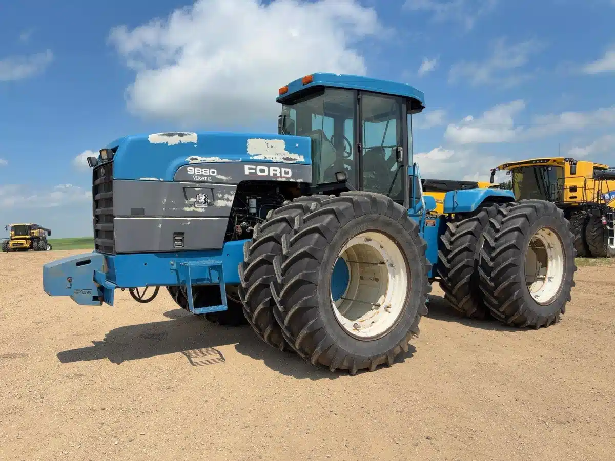Gallery image 2 for 1995 Versatile 9880 Tractor