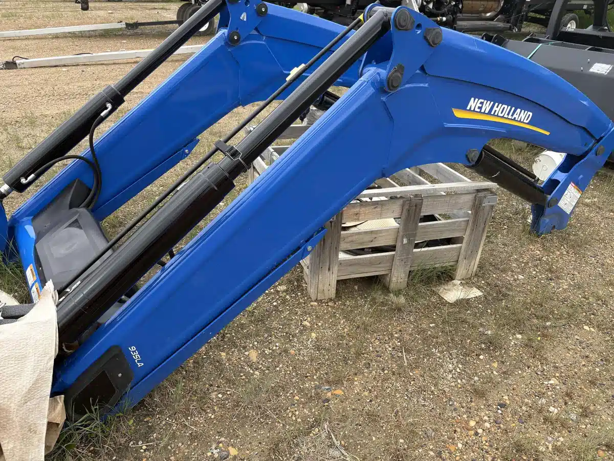 Gallery image 2 for 2023 New Holland 935LA EURO + SR + LIVE 3RD Front End Loader