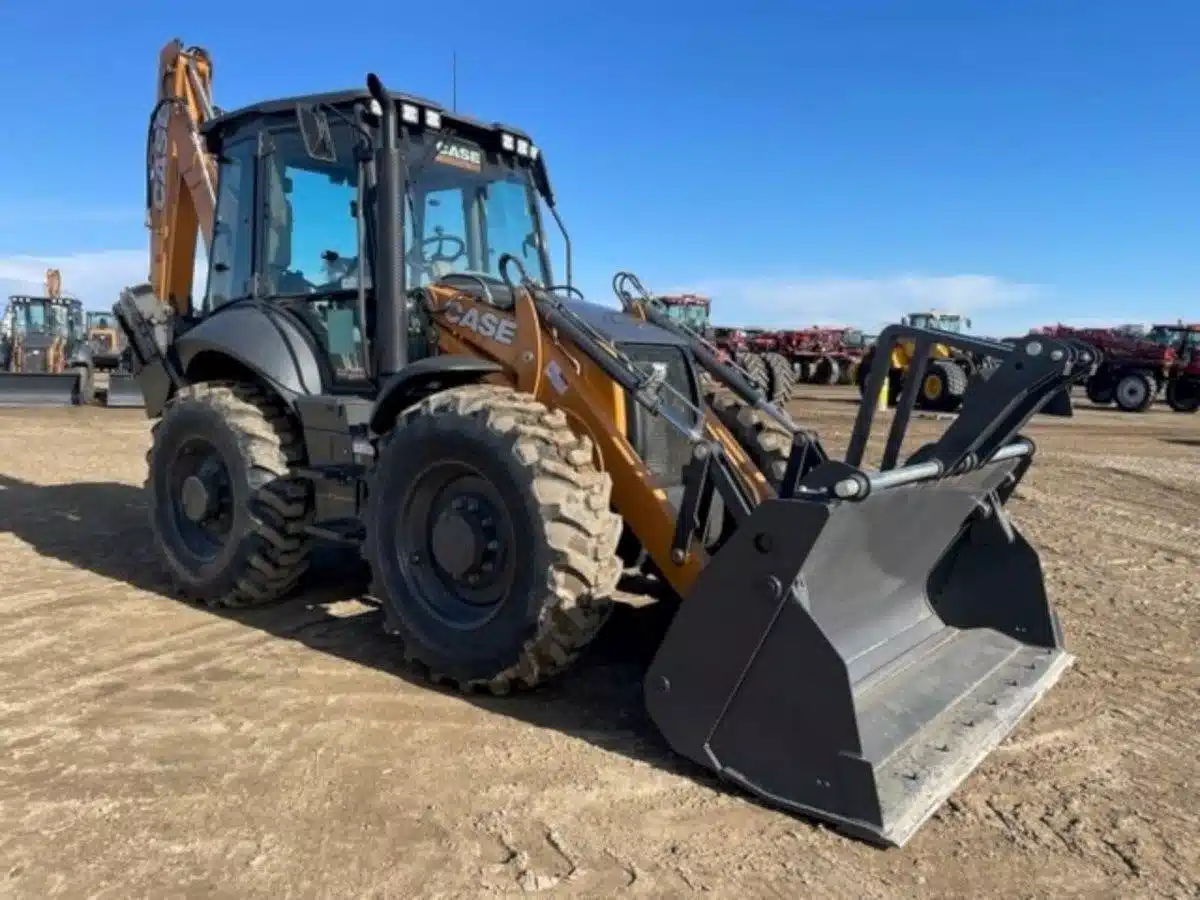 Photo de la Galerie 2 pour 2024 Case 695SV Rétrocaveuse