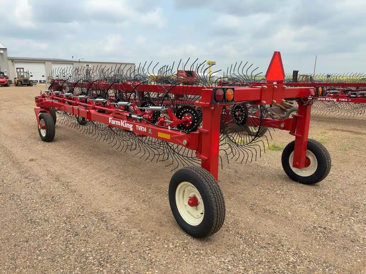 Photo de la Galerie 2 pour 2026 Buhler Farm King TVR14 râteau