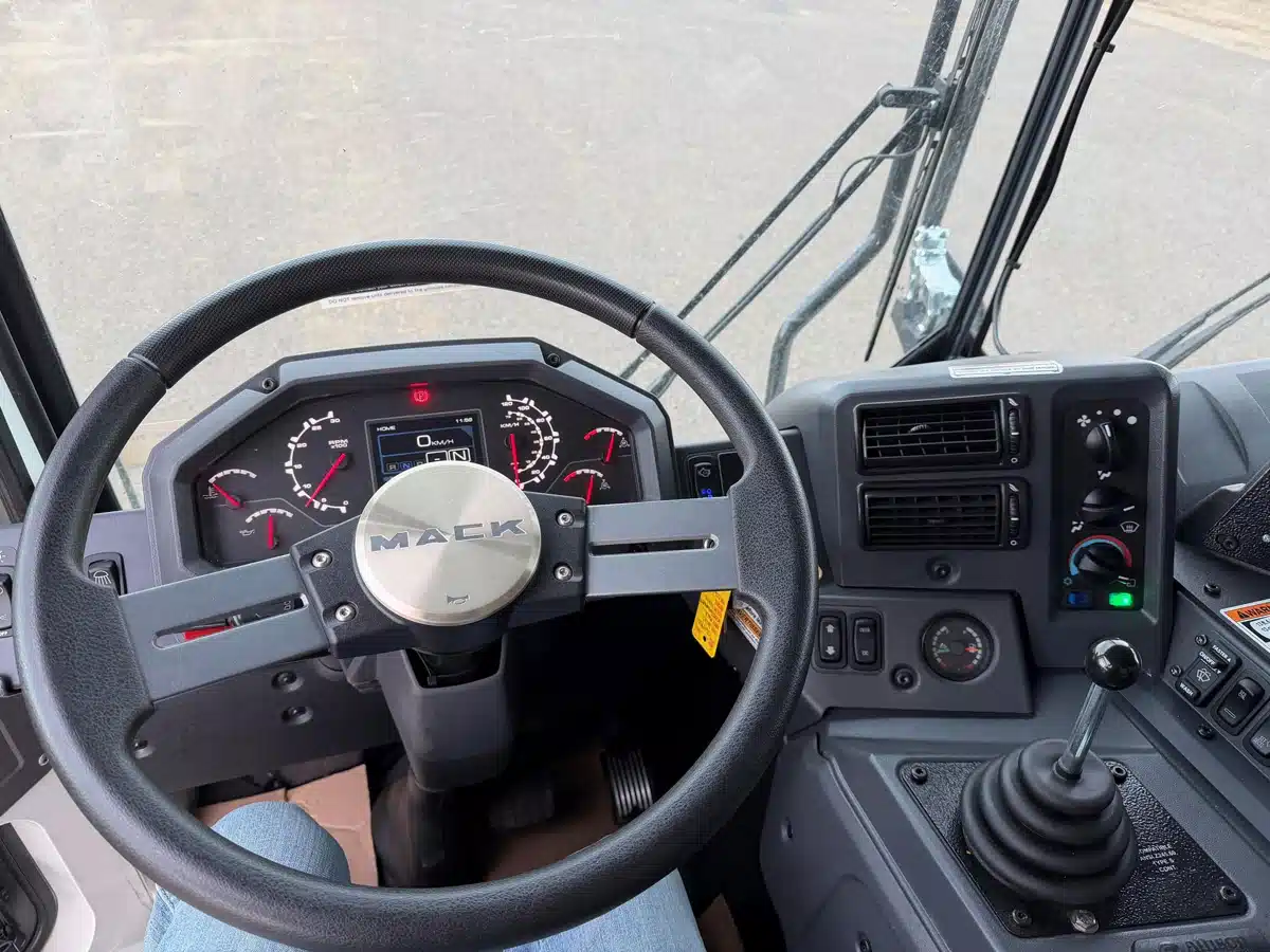 Photo de la Galerie 2 pour 2027 Mack TERRAPRO 64R Camion à benne
