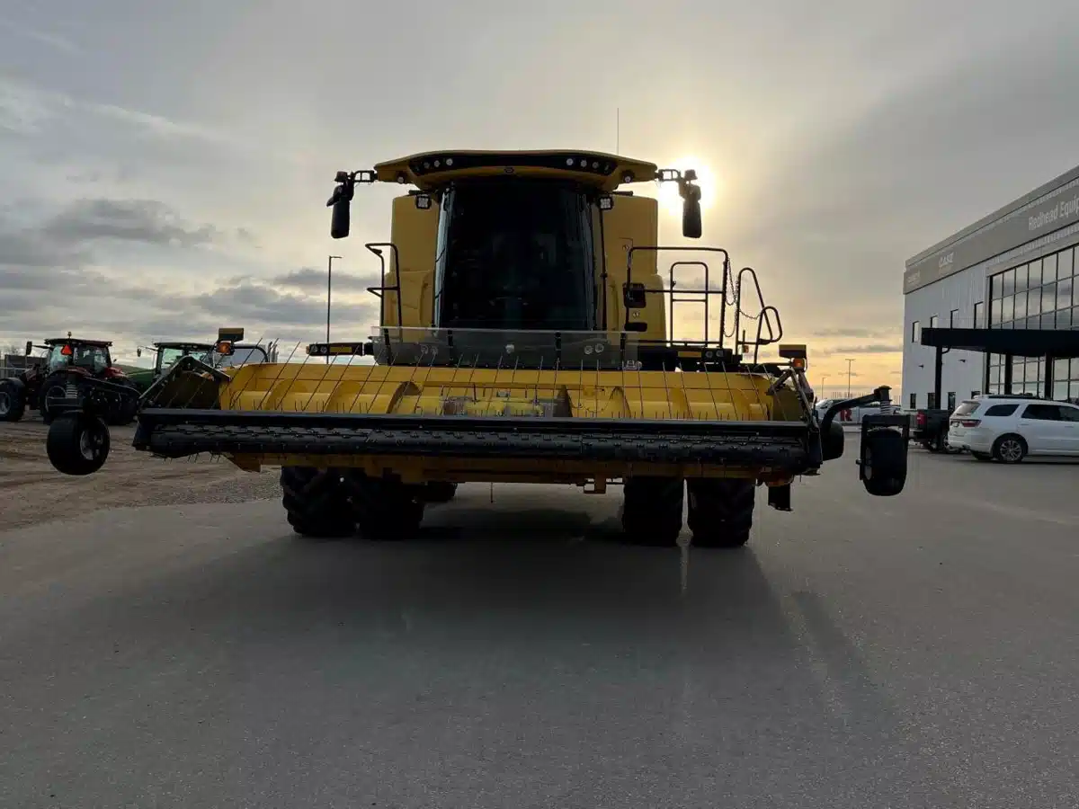 Gallery image 1 for 2023 New Holland CR9.90 Combine