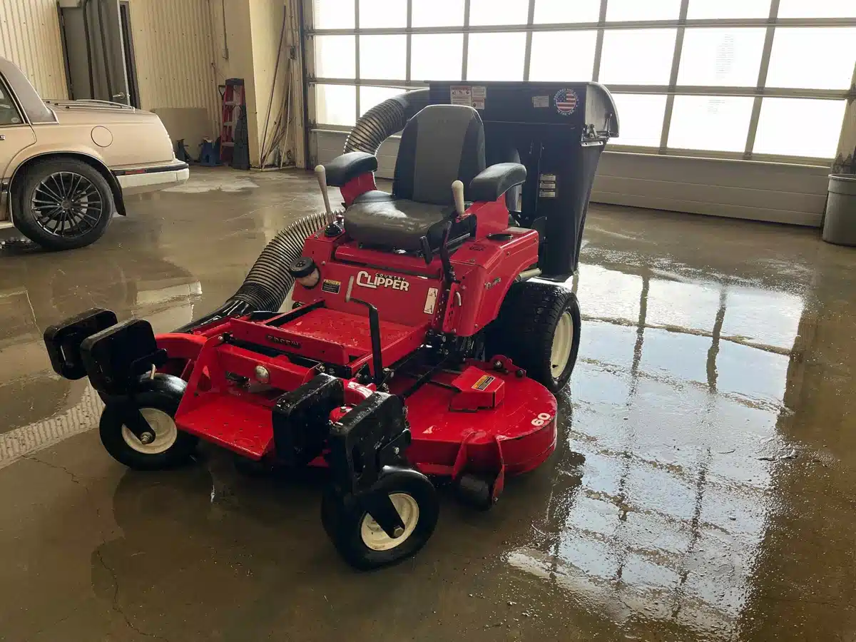 Gallery image 1 for 2017 Country Clipper EDGE XLT 465 Mower - Zero Turn